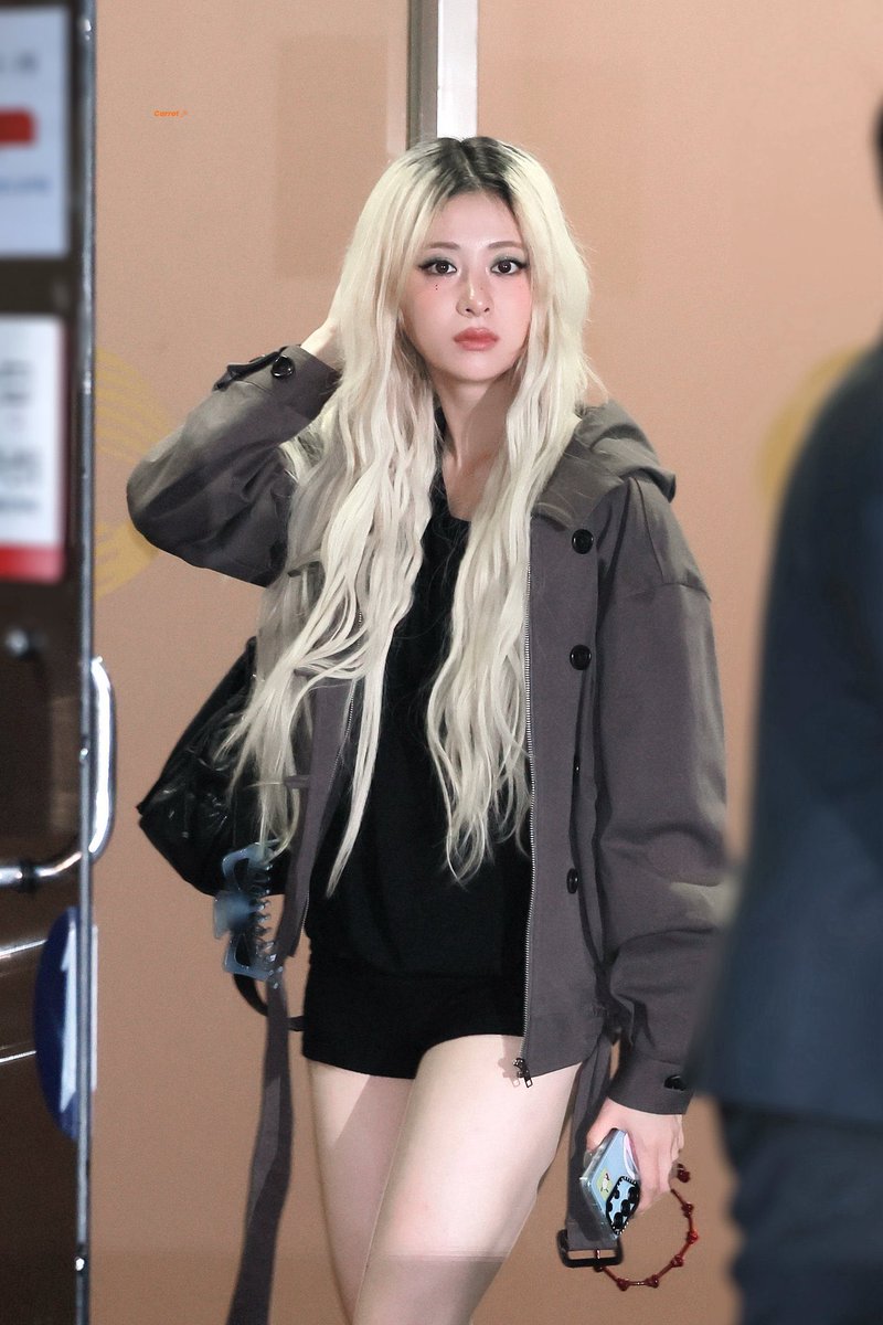 yunjinsiim's tweet photo. Yunjin bring the black roots pls https://t.co/1MlvVmegh2