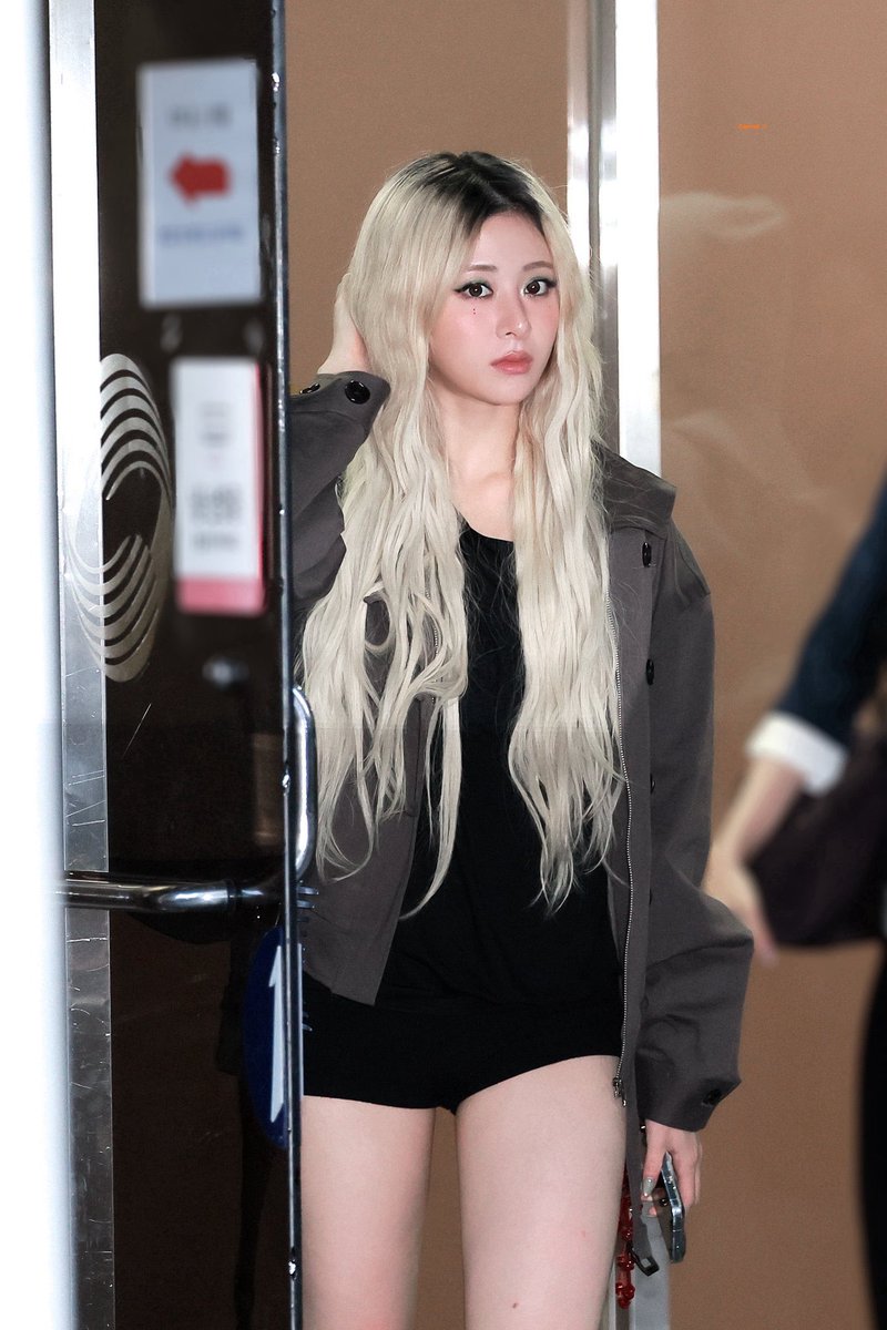yunjinsiim's tweet photo. Yunjin bring the black roots pls https://t.co/1MlvVmegh2