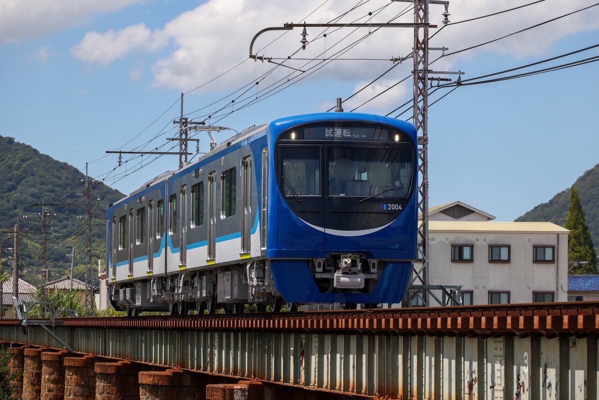 Chobuchobu_1072's tweet photo. ことでん2000形
2003-2004号

香東川にて

いやーカッコイイ！
早く乗ってみたい😆

2026/08/18 https://t.co/0keiMjqRj4