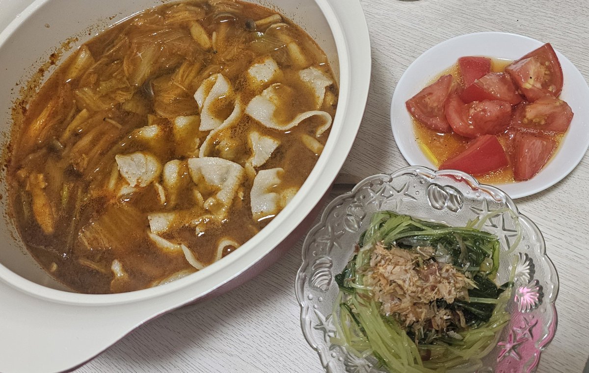 hoshida_231's tweet photo. キムチ鍋（相方リクエスト）
トマトのマリネ
水菜のお浸し

美味しかった～！ https://t.co/wJ23Sjd7Rm
