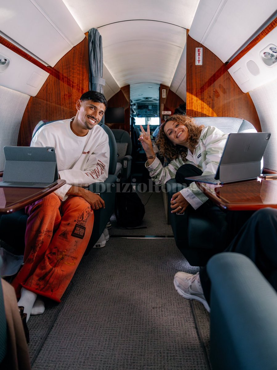 Emmanuel1719146's tweet photo. 🚨🇸🇦 Tijjani Reijnders, on his way to Saudi Arabia with his family as he’s set to complete Al Qadsiah move.

The exclusive picture ahead of €61m transfer from Man City to Al Qadsiah. ✈️📸 https://t.co/vrNV6YXiB0