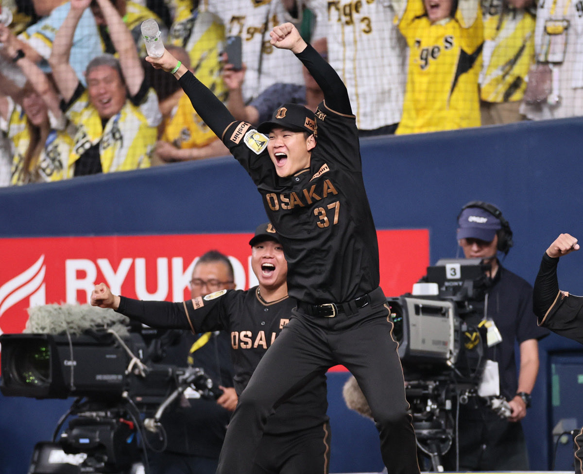dailytigers2026's tweet photo. 劇的なサヨナラです👏
及川投手も珍しく感情を爆発。
最高のシーンです。

#及川雅貴
#大山悠輔
#佐藤輝明
#村上頌樹
#阪神タイガース
#デイリースポーツ https://t.co/OX4igpdVJg