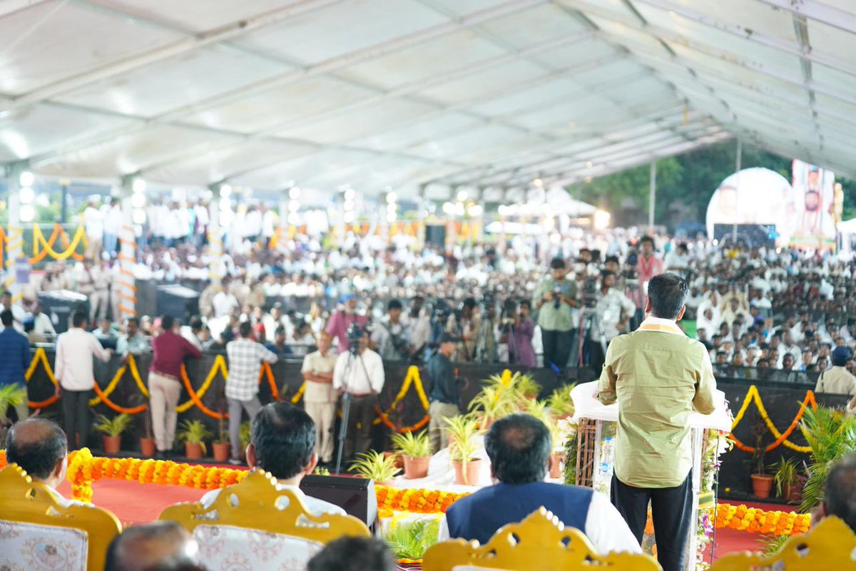 revanth_anumula's tweet photo. బహుజనుల ఆత్మగౌరవానికి ప్రతీక.. సర్దార్‌ సర్వాయి పాపన్న గౌడ్‌ పోరాట స్ఫూర్తి తెలంగాణ తరతరాలకు నిలిచేలా విగ్రహాన్ని ఏర్పాటు చేసుకున్నాం.

ఇది కేవలం ఒక విగ్రహావిష్కరణ కాదు.. సామాజిక న్యాయం, సమానత్వం, స్వేచ్ఛ కోసం పోరాడిన మహనీయుడికి అందిస్తున్న ఘన నివాళి.

వారి స్పూర్తితో బీసీ కులగణన, ఎస్సీ వర్గీకరణతో సామాజిక న్యాయానికి బాటలు వేస్తూ.. ప్రతి వర్గానికి సమాన అవకాశాలు కల్పిస్తూ ముందుకు సాగుతున్నాం.

ఇది నా ప్రభుత్వం కాదు.. ఇది మన ప్రభుత్వం.
సామాజిక న్యాయం, సంక్షేమం, అభివృద్ధి కోసం నిరంతరం పనిచేసే ప్రభుత్వం.

#SardarSarvaiPapannaGoud
#SocialJustice