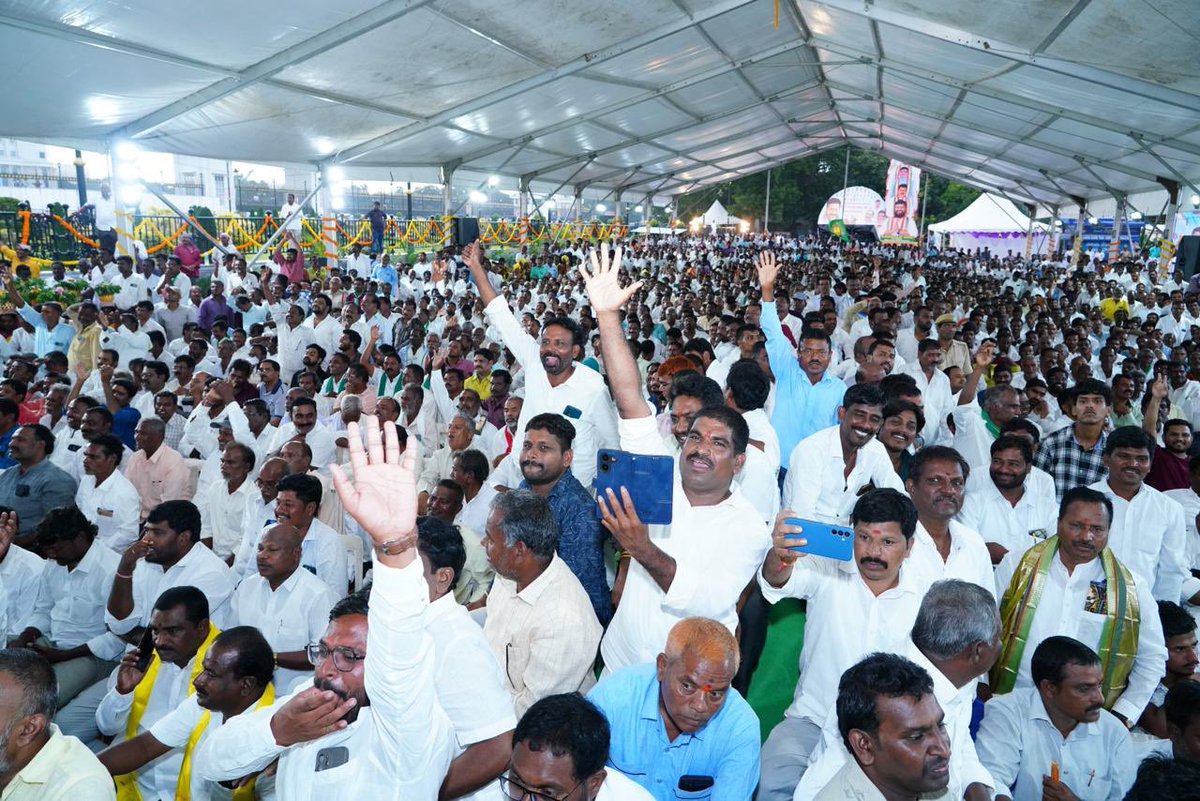 revanth_anumula's tweet photo. బహుజనుల ఆత్మగౌరవానికి ప్రతీక.. సర్దార్‌ సర్వాయి పాపన్న గౌడ్‌ పోరాట స్ఫూర్తి తెలంగాణ తరతరాలకు నిలిచేలా విగ్రహాన్ని ఏర్పాటు చేసుకున్నాం.

ఇది కేవలం ఒక విగ్రహావిష్కరణ కాదు.. సామాజిక న్యాయం, సమానత్వం, స్వేచ్ఛ కోసం పోరాడిన మహనీయుడికి అందిస్తున్న ఘన నివాళి.

వారి స్పూర్తితో బీసీ కులగణన, ఎస్సీ వర్గీకరణతో సామాజిక న్యాయానికి బాటలు వేస్తూ.. ప్రతి వర్గానికి సమాన అవకాశాలు కల్పిస్తూ ముందుకు సాగుతున్నాం.

ఇది నా ప్రభుత్వం కాదు.. ఇది మన ప్రభుత్వం.
సామాజిక న్యాయం, సంక్షేమం, అభివృద్ధి కోసం నిరంతరం పనిచేసే ప్రభుత్వం.

#SardarSarvaiPapannaGoud
#SocialJustice