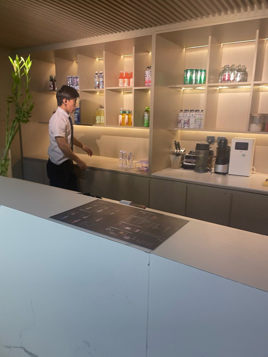 RhondaSkrip's tweet photo. Just restocked our fridge with iced lemon tea, cold brew coffee and grab-and-go sandwiches—perfect for your midday pick-me-up! Stop by anytime today for a quick, fresh bite.， https://t.co/mwW6z4LAD2