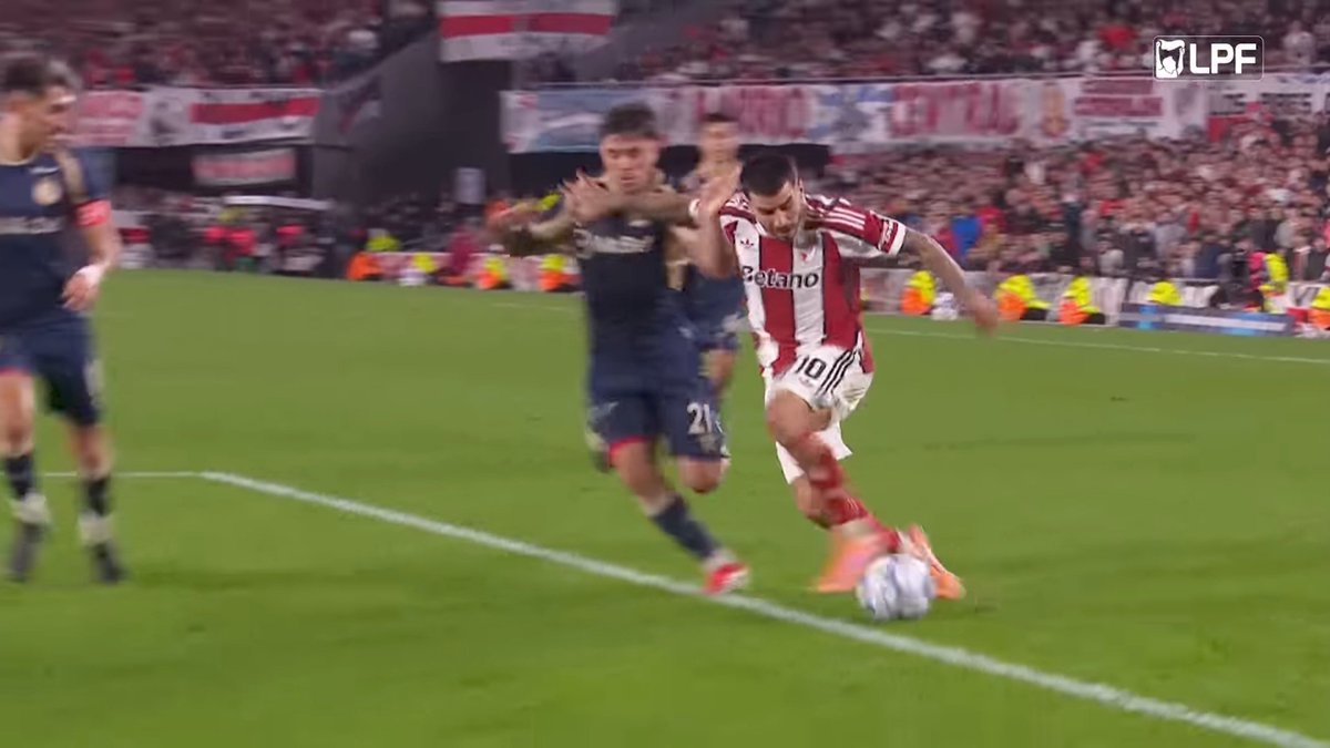 ArchivoCONMEBOL's tweet photo. 🖥️💥 Facundo Tello y su falta de personalidad en el River Plate - Argentinos Juniors.

👉🏻 Correa se coloca por delante de la trayectoria de Florentin, olvidándose del balón y forzando el contacto.

❌ 𝗡𝗢 𝗘𝗦 𝗣𝗘𝗡𝗔𝗟𝗧𝗜.

▪️ Absurda e incomprensible la intervención del VAR. https://t.co/YE6VgxCVFS