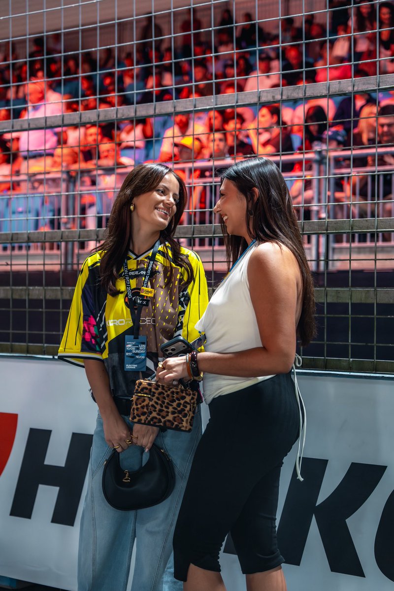 KiroRaceCo's tweet photo. Special edition liveries but make it ✨fashionable✨

#LondonEPrix #FormulaE https://t.co/O6383kIxKf