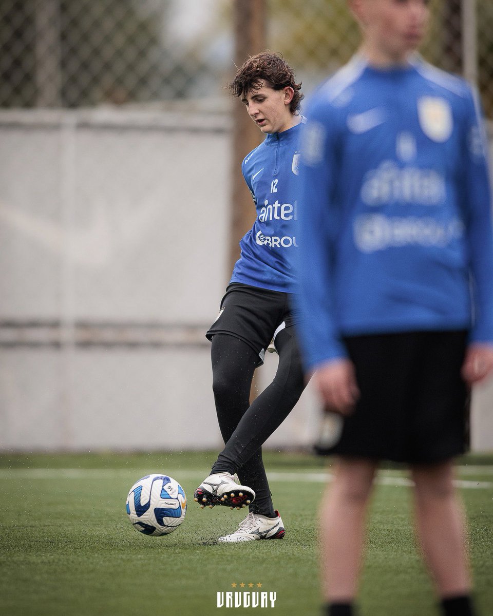 Uruguay's tweet photo. La 𝘀𝘂𝗯-𝟭𝟱 entrenó y viajó a Río de Janeiro para jugar dos amistosos —miércoles y sábado— frente a Brasil 🇧🇷 https://t.co/rKrluHJx72