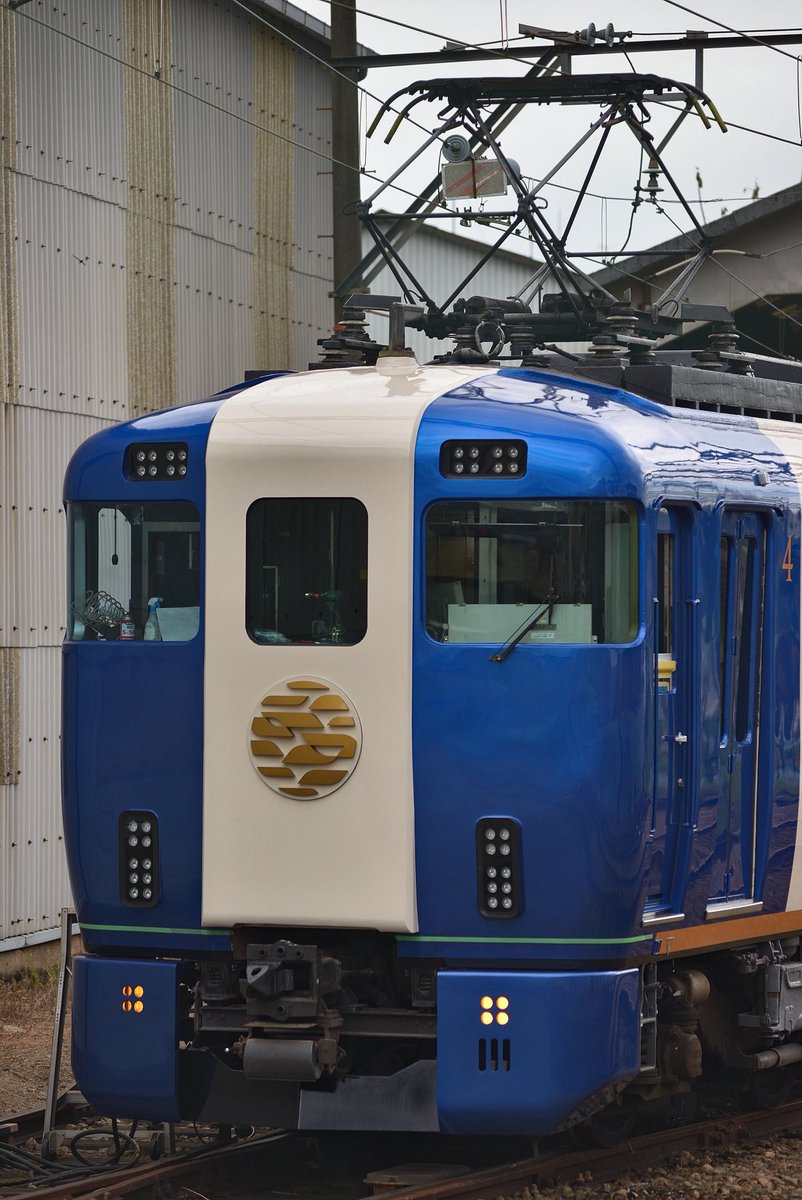 8950ebi's tweet photo. 近未来なデザインで菱前パンと抵抗制御の抵抗器がズラズラ並んでるのほんまオモロい https://t.co/kWnnLhG77i
