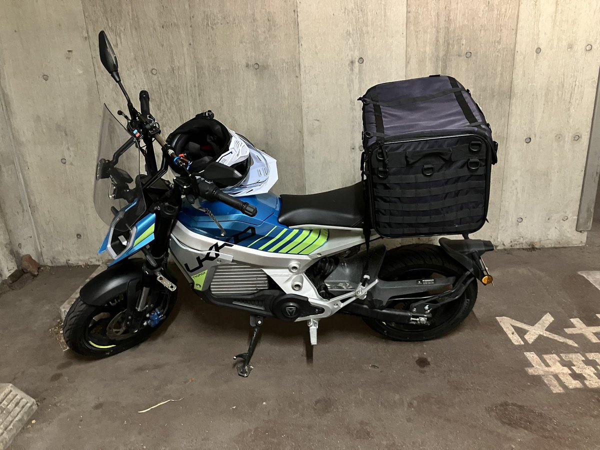 C20320203's tweet photo. 自分の電動バイクも3年目か！
3年乗れば愛着も湧くけど、バッテリーが弱る頃にはバッテリーも手に入らないだろう。
今バッテリーが劣化して交換できるかもわからないし、既に車体の販売は終了しているのでもう同じ車両は手に入らない。
なのでいくら綺麗な車体だろうとバッテリーの終焉と共に廃車だ。 https://t.co/cWmhvhCob5