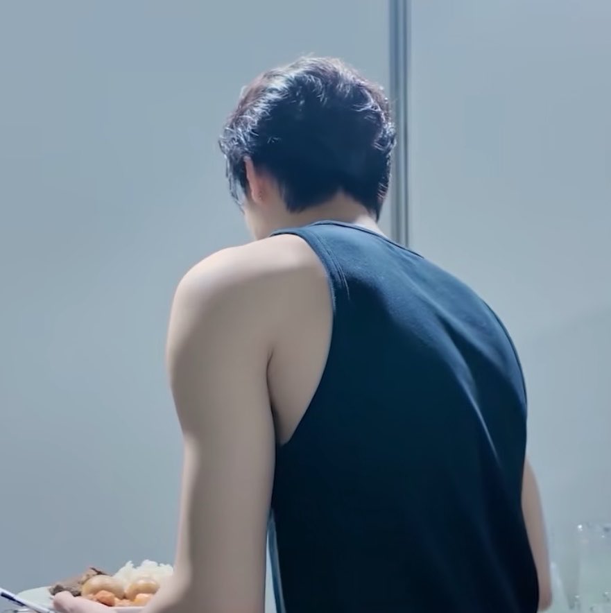 broccolilili_'s tweet photo. ก้เสื้อกล้ามเหมินเดิมหนิ😭 เควนชานา เตงเน๊งเนง😭😭😭👌🏻 https://t.co/UiQRbtRxaa
