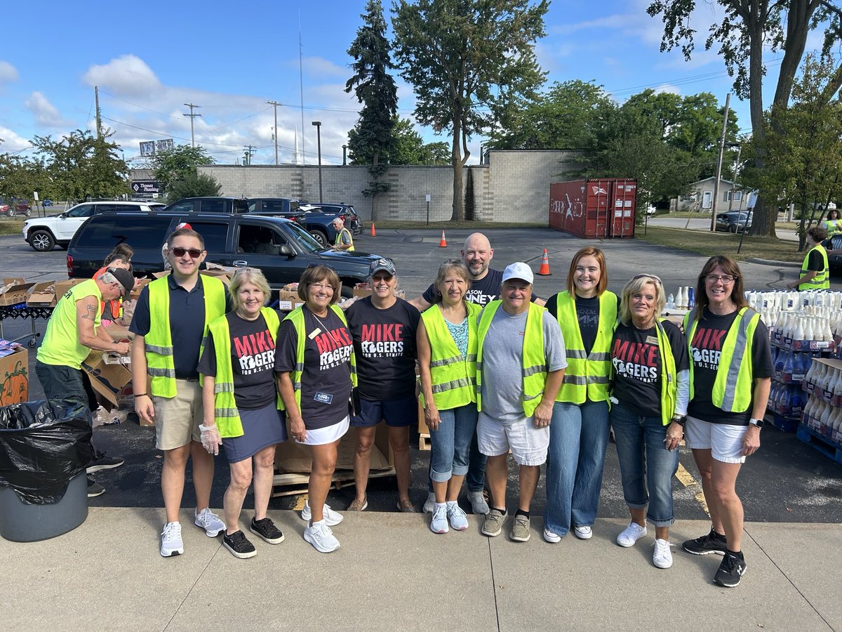 TeamMikeRogers's tweet photo. Faith in action. Team Rogers spent yesterday at the Eastside Soup Kitchen in Saginaw, grateful for the chance to serve our neighbors and lend a hand where it's needed. https://t.co/nulTxr5pfi