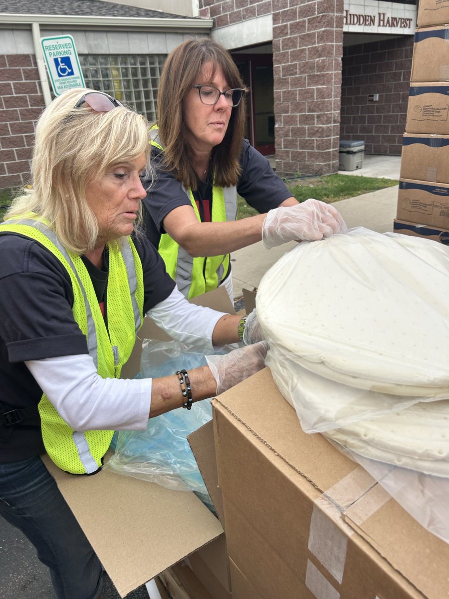 TeamMikeRogers's tweet photo. Faith in action. Team Rogers spent yesterday at the Eastside Soup Kitchen in Saginaw, grateful for the chance to serve our neighbors and lend a hand where it's needed. https://t.co/nulTxr5pfi
