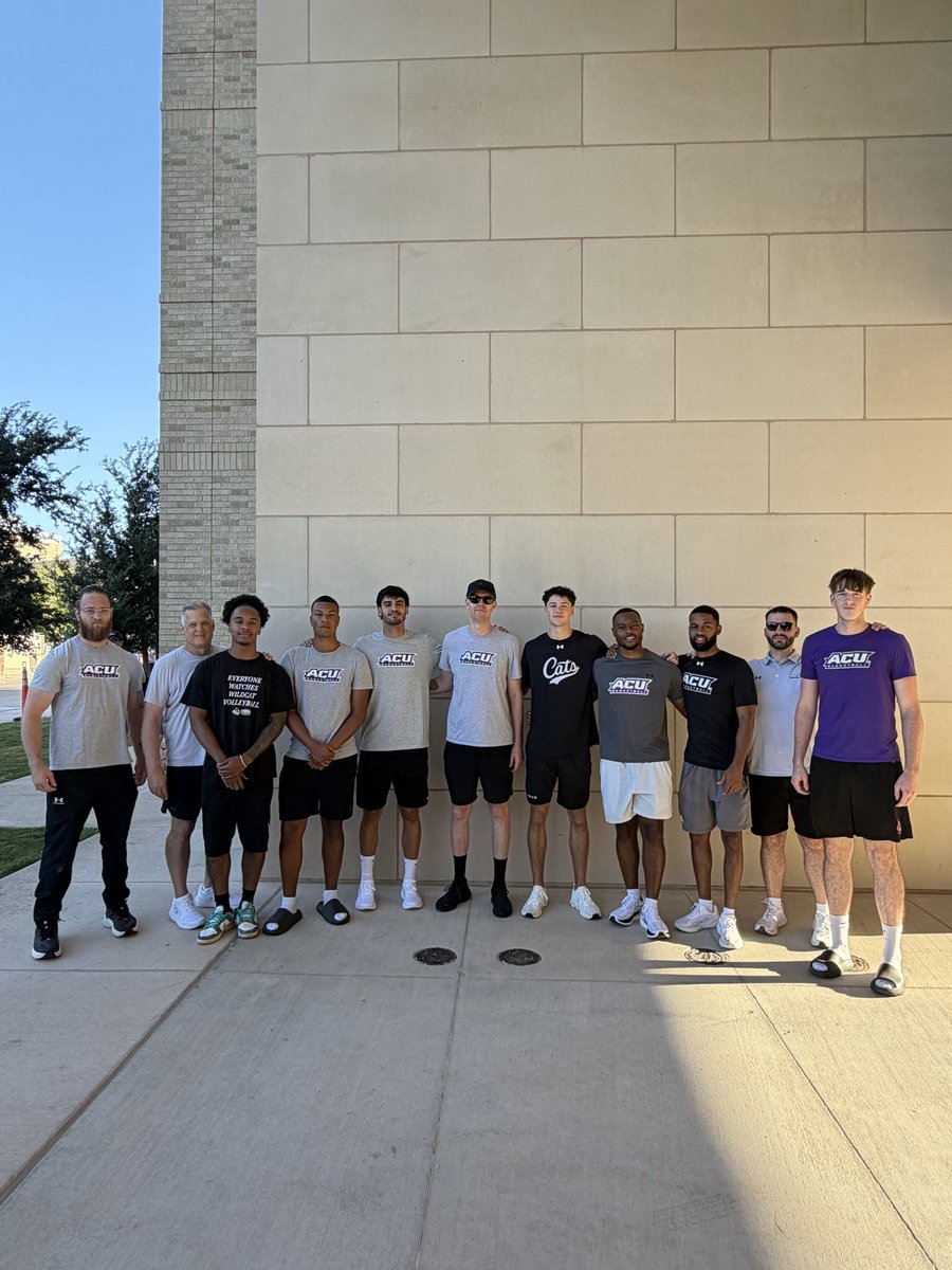 ACU_MBB's tweet photo. Wildcats helping Wildcats 💜

Our guys kicked off Wildcat Week by lending a hand at New Student Move-In!

#GoWildcats | #ACUMBB https://t.co/XttMlfGYh3