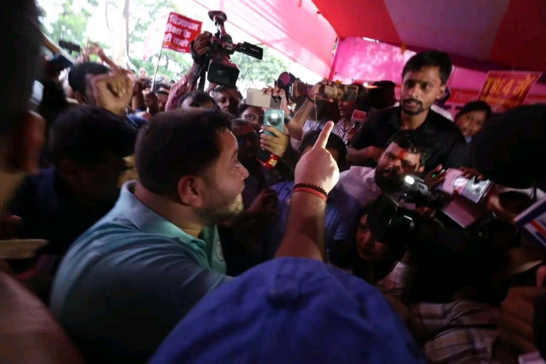 Bhoopesh221's tweet photo. मंच साझा करने का यादगार अवसर
बिहार विधानसभा के प्रतिपक्ष नेता  जी और छात्र नेता दिलीप कुमार जी के साथ मंच साझा करने का अवसर मिला। 🤝❤️
यह पल मेरे लिए बेहद खास और यादगार रहा। 🙏
#DileepKumar #TejashwiYadav #Bihar #StudentLeader #TRE4 #Patna https://t.co/uittrE1UlK