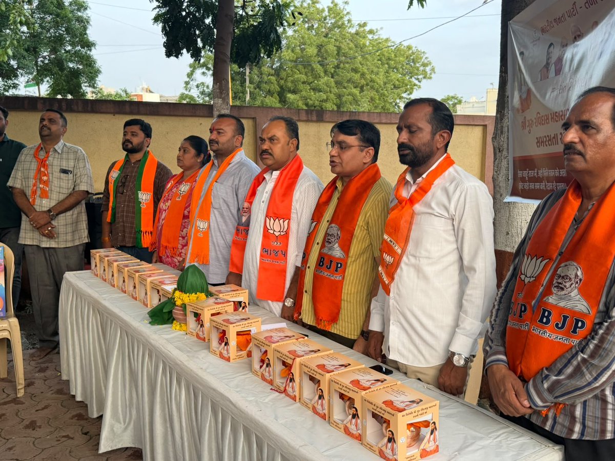 Gautambhaibjp's tweet photo. જય શ્રી ગુરુ રવિદાસજી મહારાજ 🚩

સંત શિરોમણી શ્રી ગુરુ રવિદાસજી મહારાજની ૬૫૦મી જન્મજયંતિ નિમિત્તે સમરસતા સંકલ્પ અભિયાન અંતર્ગત તળાજા શહેરના બાપા સીતારામ મઢુલી ખાતે આયોજિત કળશ વિતરણ સમારોહ- કળશ યાત્રા માં ઉપસ્થિત રહી સૌ સાથે આ પાવન અભિયાનનો ભાગ બનવાનું સૌભાગ્ય પ્રાપ્ત થયું.(૧/૨) https://t.co/QziSDVpDLI
