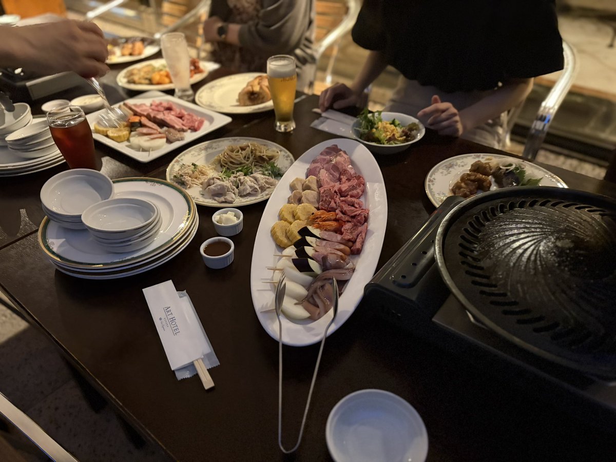 uohmdmd's tweet photo. 一個上の先輩たちとビアガーデン🍻
焼肉美味しかったし、めちゃ酔った。
サプライズで誕生日までお祝いしてもらって、もうびっくり😳
最後の写真はデザートの盛り合わせをニヤニヤしながら説明している酔っ払った私です。 https://t.co/9hJHyJwoCt
