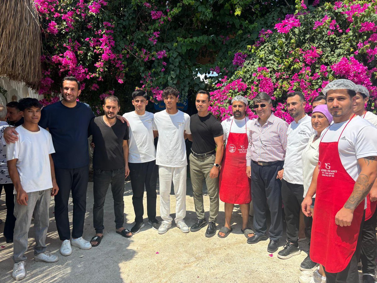 fatihsarp_'s tweet photo. Bodrum’da Van kahvaltısının bereketli sofrasında; Van Milletvekilimiz Sayın Kayhan Türkmenoğlu, Muğla Milletvekilimiz Sayın Kadem Mete ve kıymetli hemşehrilerimizle bir araya geldik.

Bodrum’un ortak sorunlarını ve beklentilerini konuşurken, Bodrum–Van direkt uçak seferlerinin başlaması yönünde çok güzel bir müjde aldık. ✈️❤️

Van ile Bodrum’u birbirine daha da yakınlaştıracak bu güzel gelişmenin şimdiden hayırlı olmasını diliyorum.

Ayrıca bizleri Bodrum’daki yeni iş yerimizde ziyaret ederek onurlandıran kıymetli milletvekillerimize teşekkür ediyorum.

Van’dan Bodrum’a gönül köprüsü kurmaya devam ediyoruz. ❤️ 

@K_Turkmenoglu_V @KademMete