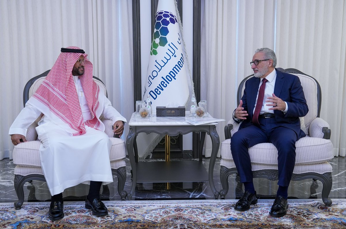 isdb_group's tweet photo. On behalf of H.E. the #IsDB President, Dr. Rami Ahmad, Acting President, welcomed @AGFUNDProgram Executive Director Mr. Hammam Bin Juraied in Jeddah to strengthen the longstanding IsDB-AGFUND partnership and advance joint initiatives for inclusive and sustainable development across Member Countries. 

#AGFUND