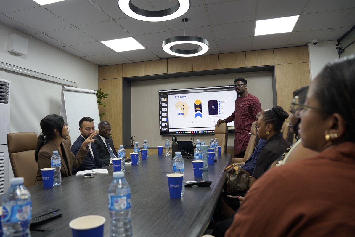 seyedele's tweet photo. Seniorman show for my office today 😊

It was so good to see you, boss @TechProd_Arch 🙌🏾🚀 https://t.co/qQ1K24MWSc