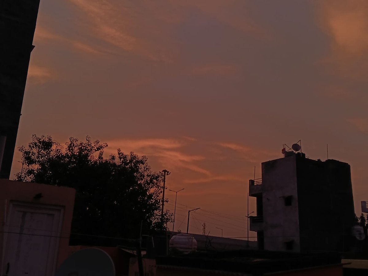 Vihani83's tweet photo. “Some evenings are meant for silence, reflection, and finding yourself.”🕊️🤍✨ #evening #vibes813 https://t.co/aS3FN8S3ln