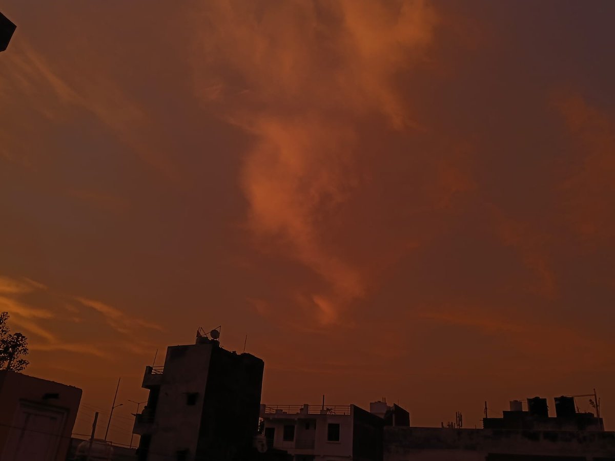 Vihani83's tweet photo. “Some evenings are meant for silence, reflection, and finding yourself.”🕊️🤍✨ #evening #vibes813 https://t.co/aS3FN8S3ln