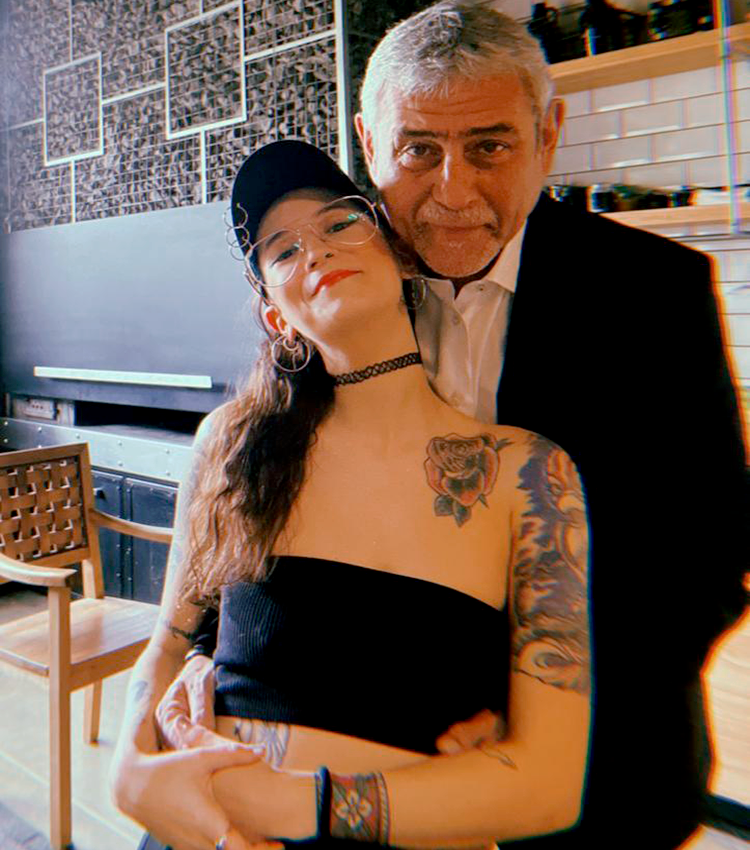 jorgeferraresi's tweet photo. Cada 19 de agosto recuerdo lo afortunado que soy al tenerte en mi vida. Con vos aprendí a ser papá y cómo ese vínculo se transforma a lo largo de los años. 

Pero hay algo que permanece intacto: el orgullo y la felicidad de verte ser quien sos, con tus sueños, tus convicciones y tu manera de vivir cada desafío.

Te amo, hija. ¡Feliz cumpleaños!