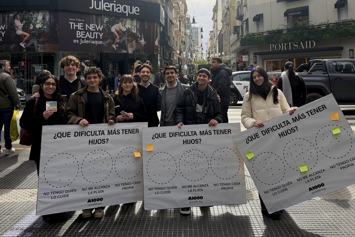 emmaferrario's tweet photo. En CABA hoy nacen la mitad de los chicos que hace diez años. Hay que dejar de discutir si la gente "debería" o no tener hijos. Lo importante es ver por qué la gente que quiere tenerlos hoy no puede.

La semana pasada salimos a la calle con A1000 a buscar testimonios sobre el tema y se repitieron mucho varias cosas: que no tienen con quién dejarlos, no les alcanza la plata, no tienen casa propia donde criarlos, y las mujeres repitieron mucho que no quieren dejar en pausa su carrera profesional.

No todos dejaron de querer hijos. El problema es que se hace muy difícil tenerlos.

Algunas propuestas a debatir: ampliar las guarderías públicas desde los 45 días y licencias parentales para que ambas partes puedas compartirlas. No resuelve todo pero sirve para empezar.