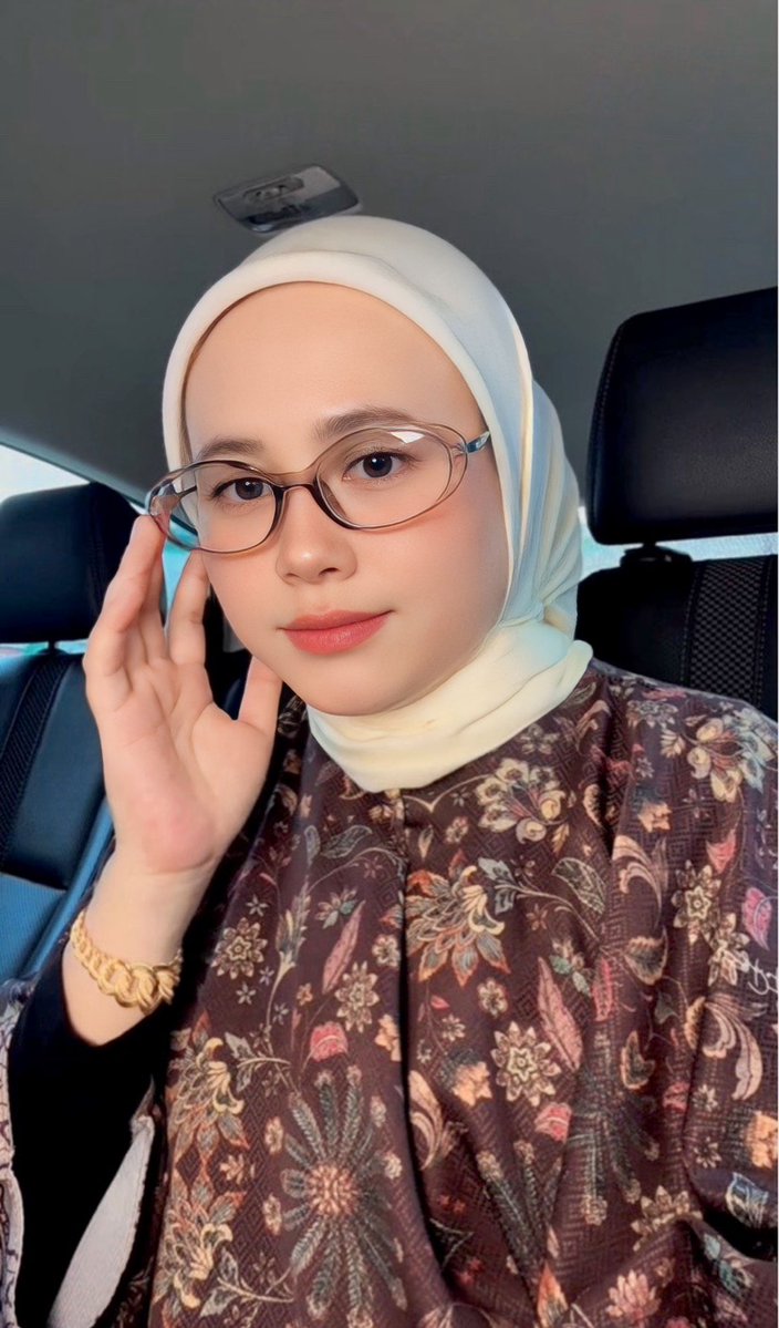 AsnadiaD's tweet photo. Buat buat tanya jap i beli spek mana?😜 https://t.co/23FbgPpOaW