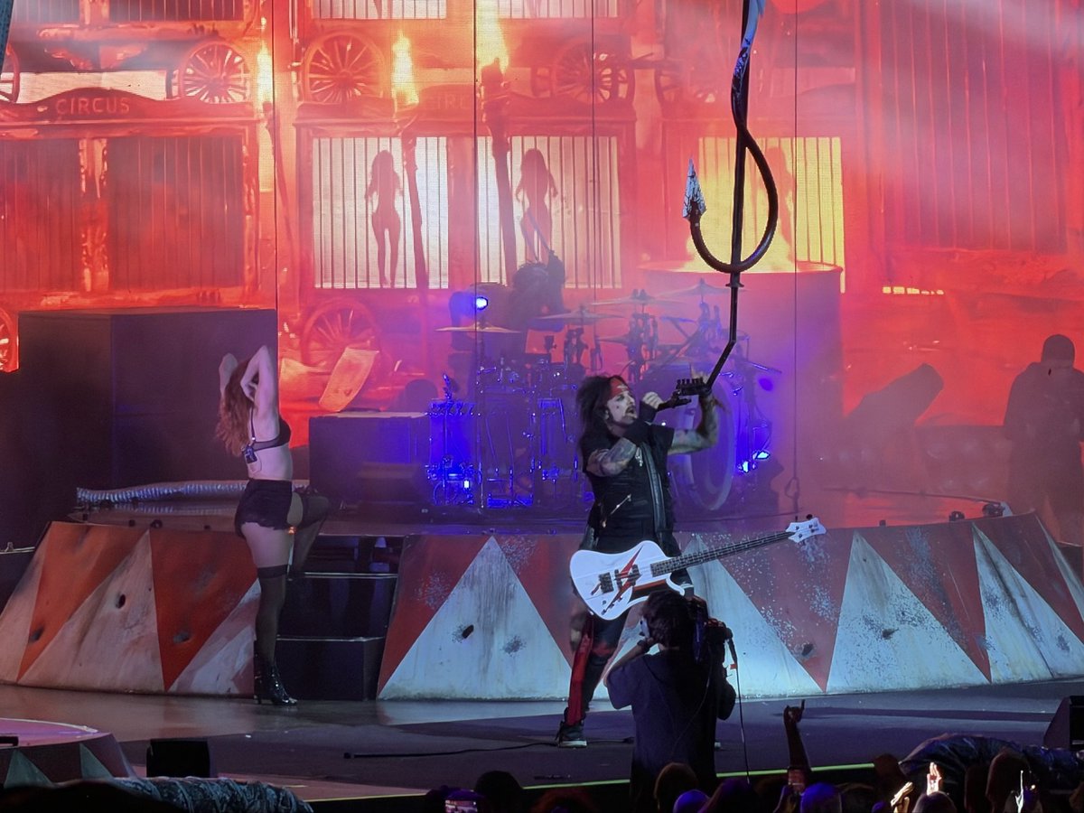 mjpooch's tweet photo. Awesome time at the @MotleyCrue show in Charlotte. Thanks for an awesome evening of rock n roll @NikkiSixx @thevinceneil @john5guitarist @MrTommyLand https://t.co/4voMdMvpRX