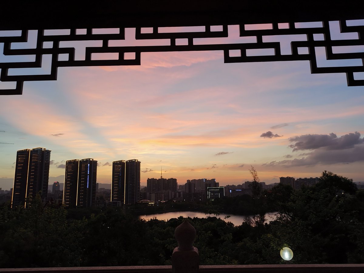 kmh709866's tweet photo. Our campus photography club’s sunset shooting activity is this Friday at 5 PM by the West Lake! New members are super welcome—bring your cameras and let’s capture golden hour magic together! https://t.co/33lEZmeGFY