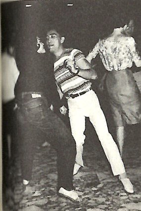 shinjisumaru's tweet photo. 見ると元気になる踊る文士たち。
踊る久米正雄 
踊る野坂昭如 
踊る遠藤周作 
踊る三島由紀夫 https://t.co/O2fNbsL4P7