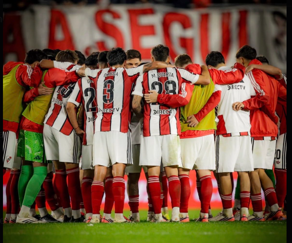 carpexpediente's tweet photo. ABRO HILO🧵:La situación de River en la Tabla Anual.

Acá les dejo el análisis de cómo estamos y las cuentas que hay que hacer para remontar. 👇

Arrancamos flojísimos el torneo con 1 victoria y 4 derrotas en 5 fechas. Nos dejó 11° en la Anual con 32 puntos, lejos del top 3. https://t.co/Dnp3oybT2E