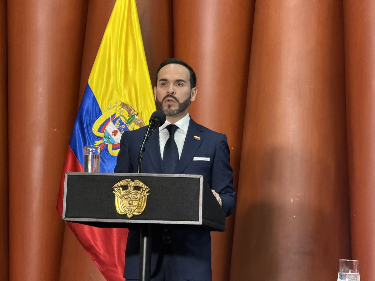 PaolaHolguin's tweet photo. En el día nacional de lucha contra la corrupción, el presidente @ABDELAESPRIELLA y el vicepresidente @jrestrp entregan a las autoridades competentes el libro de la VERDAD con toda la información que se recabó en el empalme anticorrupción https://t.co/vZjjvVPWab