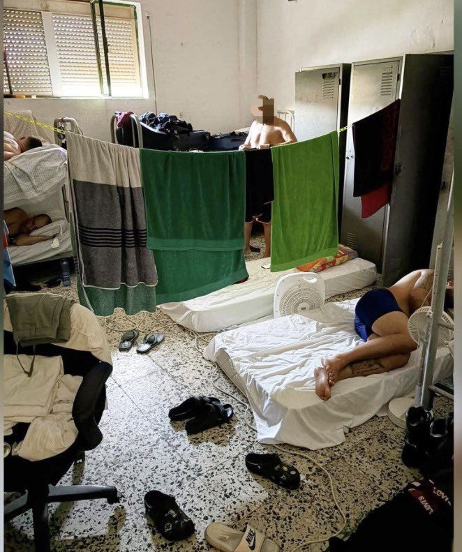 Undercover_Camo's tweet photo. Estas son las condiciones de los agentes de las FCSE desplazados a Ceuta. Acojonante. https://t.co/uOBDDdDGTY