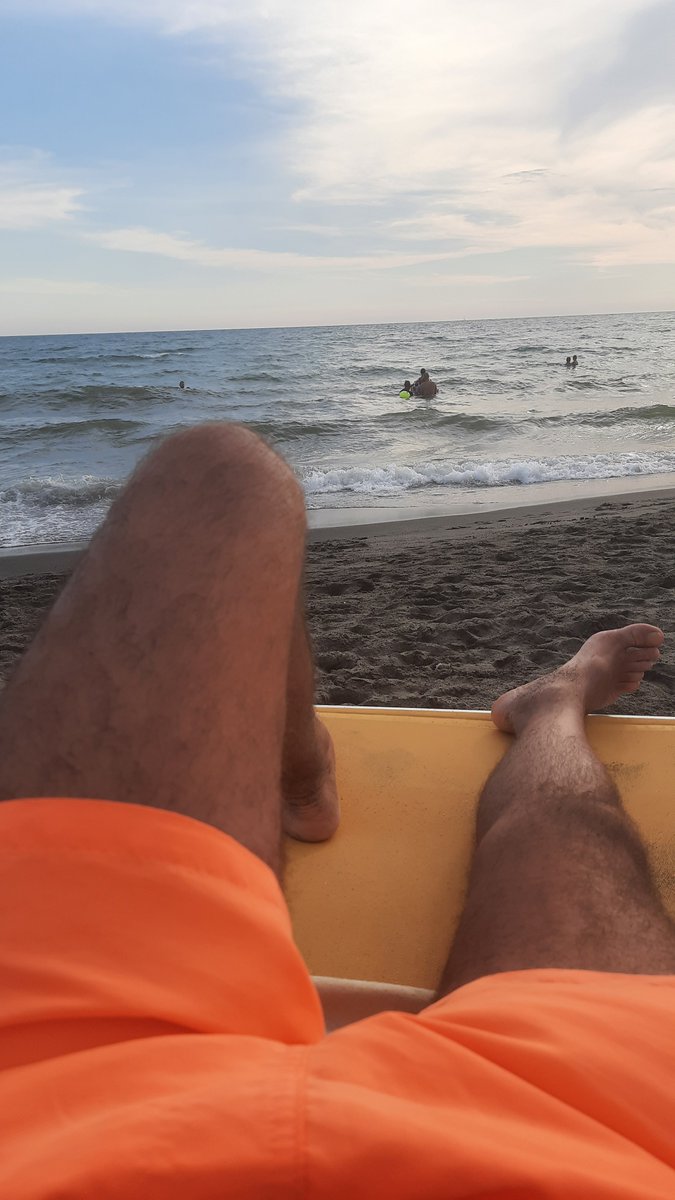 indi_pendent4's tweet photo. Il momento più bello della giornata... quando resti da solo, poca gente intorno e il rumore delle onde che ti culla verso il tramonto... questa per me è la felicità...🥰🥰 https://t.co/QsMclTjQmT