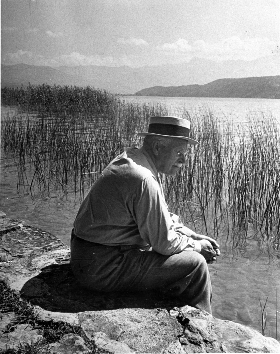 HermannHessed's tweet photo. “Unless you learn to face your own shadows, you will keep seeing them in others. Because the world outside of you is only a reflection of the world inside of you.”

— Carl Jung https://t.co/2KyvHhiaFb