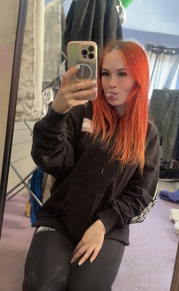 Sammiewillowx's tweet photo. Fully clothed so I doubt you care 💔 https://t.co/MxwwNUYFC0