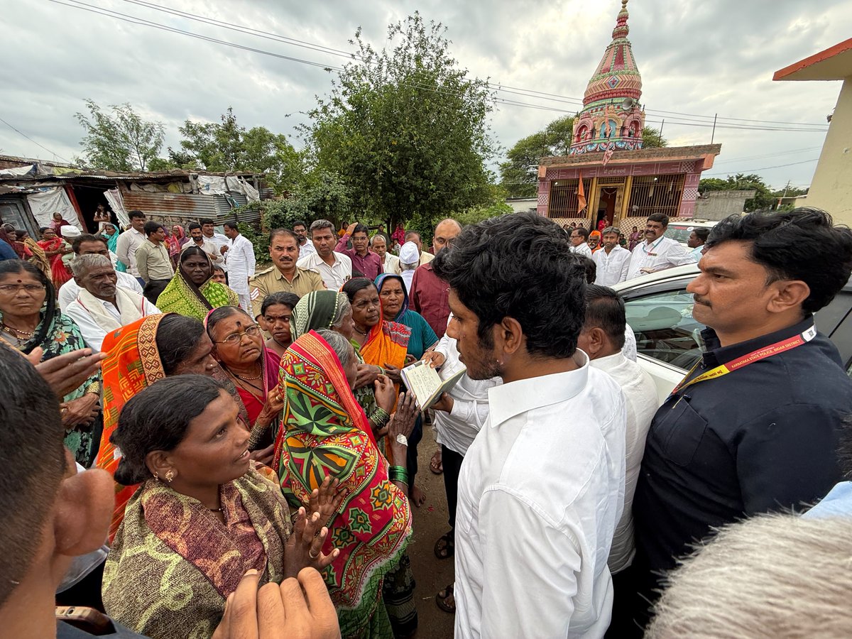 SagarKhandre12's tweet photo. ಔರಾದ್ ವಿಧಾನಸಭಾ ಕ್ಷೇತ್ರದ ಗಣೇಶಪುರ್ (ಯು ) ಮತ್ತು ಡೋಣಗಾಂವ ಗ್ರಾಮಗಳಿಗೆ ಭೇಟಿ ನೀಡಿ, ಅಲ್ಲಿನ ಸಮಸ್ಯೆಗಳು ಹಾಗೂ ಕುಂದು-ಕೊರತೆಗಳನ್ನು ಆಲಿಸಿ, ಸಂಬಂಧಪಟ್ಟ ಇಲಾಖೆಯ ಅಧಿಕಾರಿಗಳೊಂದಿಗೆ ಮಾತನಾಡಿ ಅವುಗಳನ್ನು ಶೀಘ್ರವಾಗಿ ಬಗೆಹರಿಸಲು ಸೂಚಿಸಿದೆ.

Today, visited the villages Ganeshpur (U) and Donganv in the Aurad Assembly Constituency and held discussions with local senior leaders, the general public, and party workers. After listening to the issues and grievances of the villages, I spoke with the officials of the concerned departments and directed them to resolve them promptly.