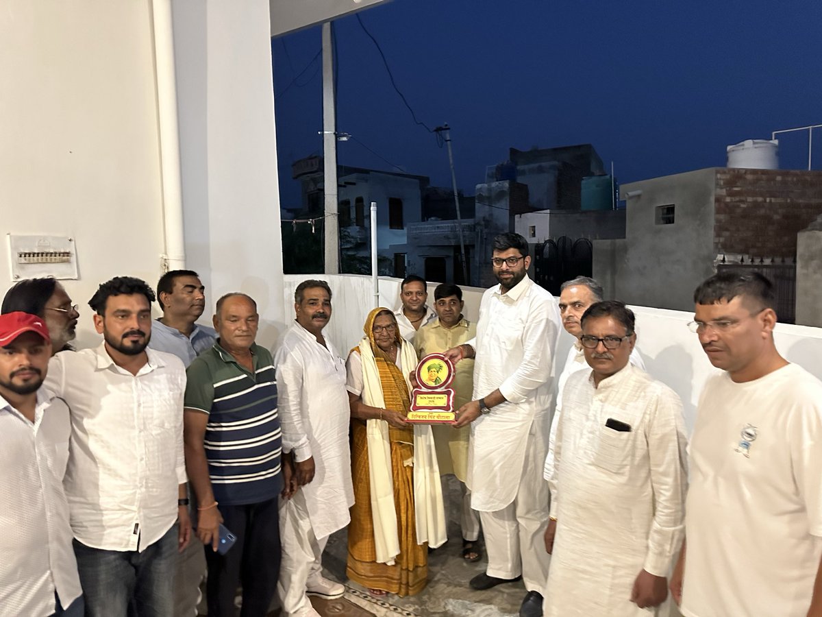 DVJChautala's tweet photo. आज भिवानी जिले के सभी कॉमनवेल्थ गेम्स 2026 के पदक विजेताओं के घर पहुंचकर उनके परिवारजनों से मुलाकात कर उन्हें सम्मानित किया। 🙏🏽🇮🇳

#Sports #CommonwealthGames2026 #Haryana #Bhiwan #Youth https://t.co/RmRJKtbpFz