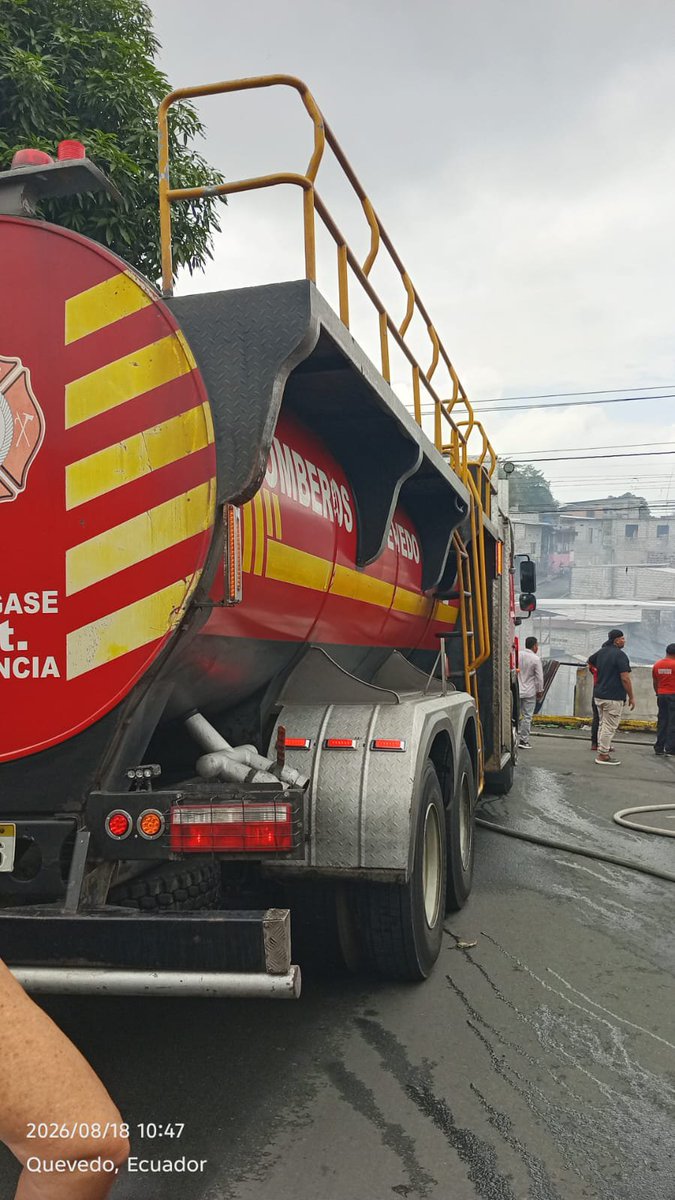 ecu911sambo's tweet photo. #Quevedo | Se registró un incendio estructural en la Cdla. El Chófer,  parroquia 7 de Octubre. 🚒 Unidades de @Bomberos_Queve atendieron la emergencia y @PoliciaEcuador brindan apoyo en el sector.

No se reportaron personas heridas solo daños materiales.

#LíneaÚnicaParaEmergencias