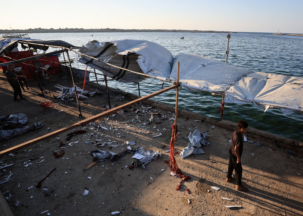 AJENews's tweet photo. Palestinians inspect the site of an Israeli strike on a cafe at the seaport of Gaza City. At least 5 people were killed and dozens wounded.

🔴 More on https://t.co/OwhgaIGyGh https://t.co/9Bx3h6xW1c
