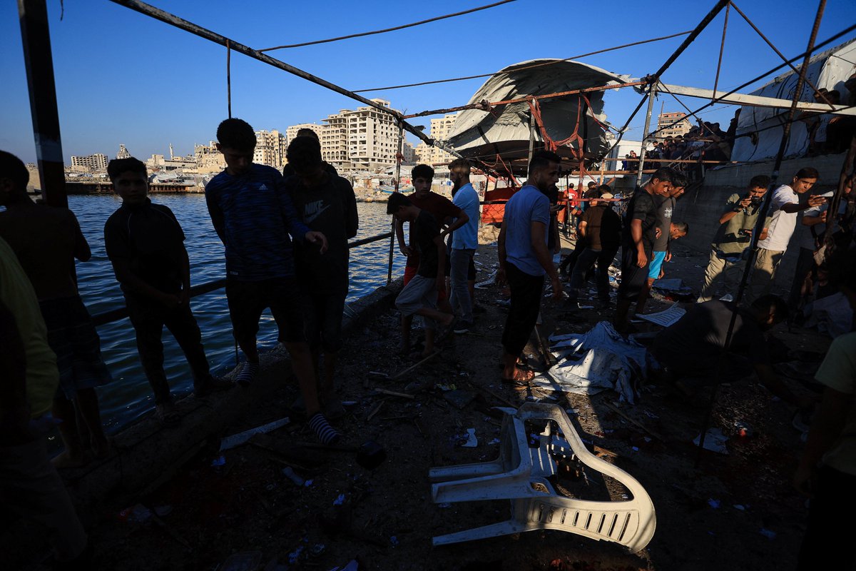 AJENews's tweet photo. Palestinians inspect the site of an Israeli strike on a cafe at the seaport of Gaza City. At least 5 people were killed and dozens wounded.

🔴 More on https://t.co/OwhgaIGyGh https://t.co/9Bx3h6xW1c