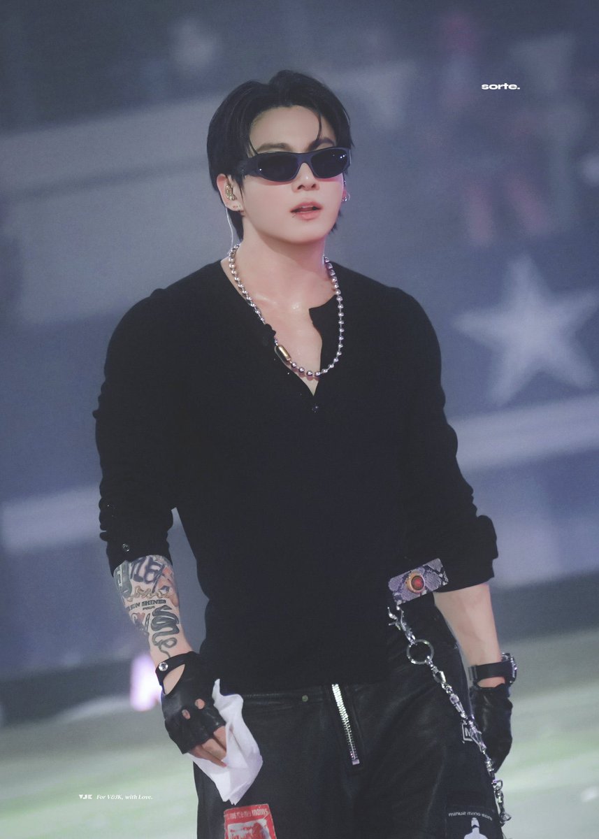 JeonKookyGolden's tweet photo. @kor_ea_0 @purpuriu_ MOST HANDSOME MAN ALIVE JUNGKOOK! https://t.co/DrT52IVVmp