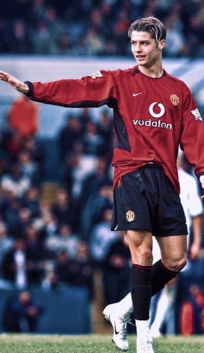 Crisrina07's tweet photo. @Badeniz99 @darkhumour_5 Ronaldo aslen beyaz tenli . Solaryuma gire gire kendini bronzlaştırıyor . https://t.co/H5V1iGmIbZ