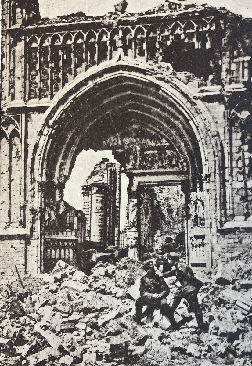 KJvanWijk's tweet photo. Toen & nu #Ieper 1916
#InFlandersFields
Britse soldaten op de ruïnes van de Sint-Maartenskerk. https://t.co/DU9gZHsqdZ