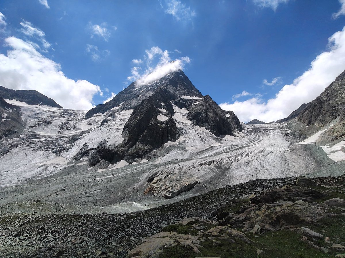 CoE_glaciology's tweet photo. The Kolahai Glacier in the Kashmir Valley recorded a 3–4 meter loss in ice thickness from September 2025 to August 2026. The accelerated melting of glaciers continues to threaten the regional water security. @IndiaDST @UNICEF @shakilrom @icimod @VAW_glaciology @UoKashmir @iustjk https://t.co/scSdp3DbU7