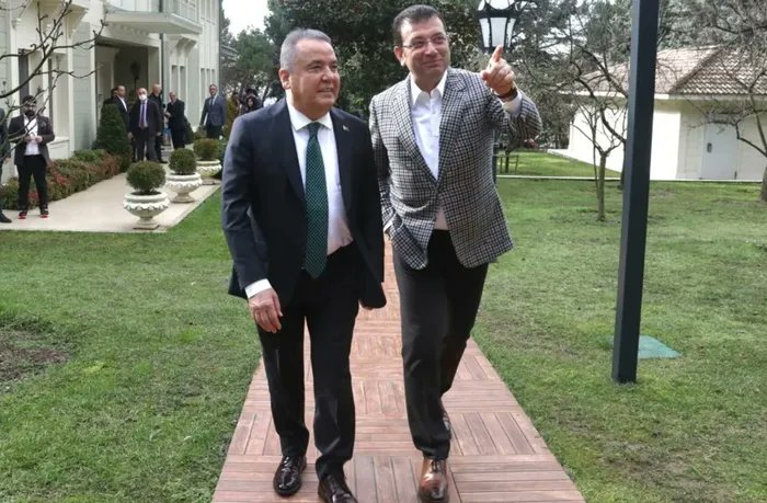eminpazarci's tweet photo. Her şeyin farkındalar, ama safı oynuyorlar.
Başlangıçta "Baskı altında böyle ifade vermeye zorlandılar" diyorlardı.
Bugün Seyfi Beyaz ve Muhittin Böcek aynı ifadeleri tekrarlayıp "Evet, rüşvet verdik" dediler. Yeni ayrıntı ve bilgiler eklediler.
Ama hala savunuyorlar.
Muhtemelen kendi iç dünyalarında "Aldıysa aldı, iyi yaptı" diyorlar.