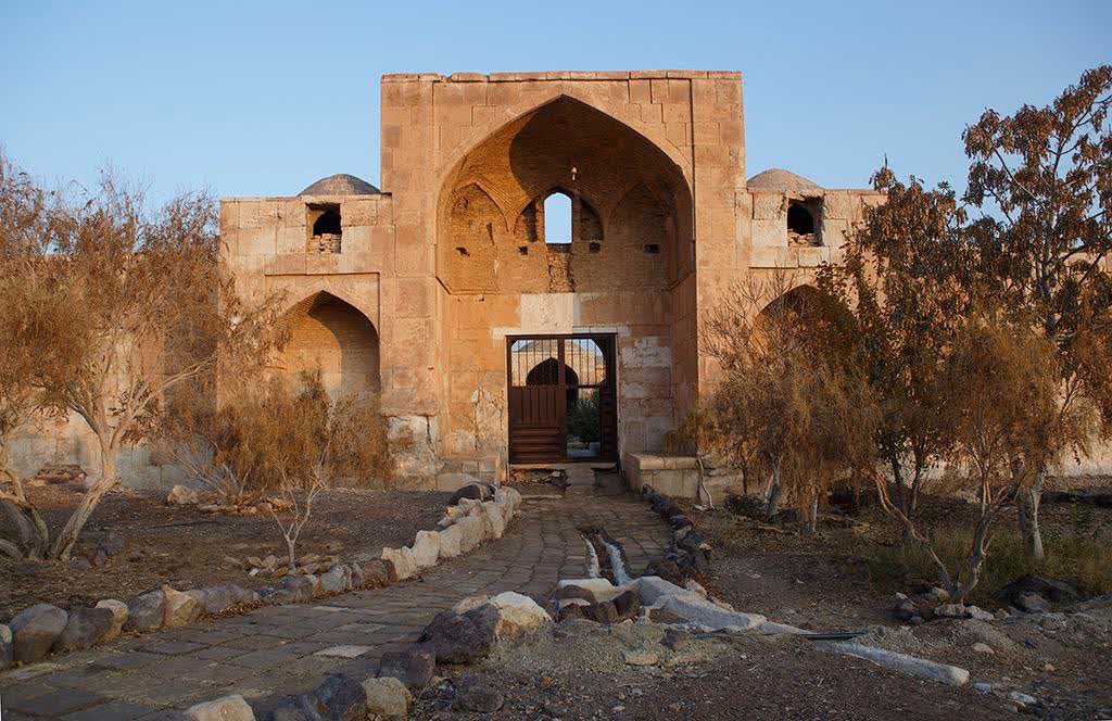 semnan_cthh's tweet photo. کاروانسرای ثبت جهانی قصر بهرام؛ نگینِ سنگیِ سیاه‌کوه در قلبِ کویر

کاروانسرای قصر بهرام، از برجسته‌ترین بناهای سیاه‌کوه، با سنگ‌های آهکیِ سفیدِ صیقل‌خورده و معماری مستحکمِ چهارگوش، یادگارِ باشکوهی از عصر صفوی است.

#ایران_ببین #visit_iran #گرمسار #سمنان #قصر_بهرام #کاروانسرا https://t.co/XfV72tBfZP