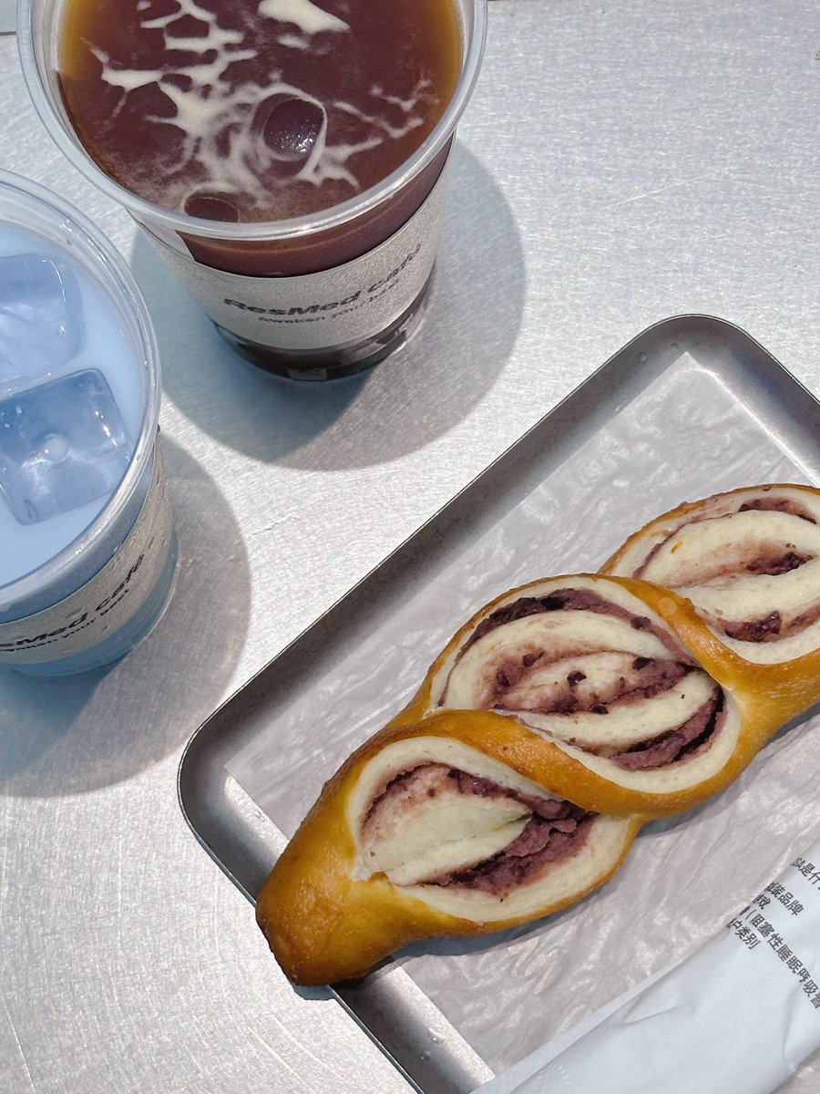 aminosora's tweet photo. Just tried the new neighborhood zero-waste café and my morning routine just got a whole lot greener—crunchy homemade oat croissant + refillable iced latte = 10/10 new vibe ， https://t.co/kLVxXhNuzd